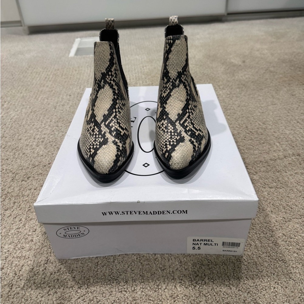 Steve Madden Flat Ankle Boots